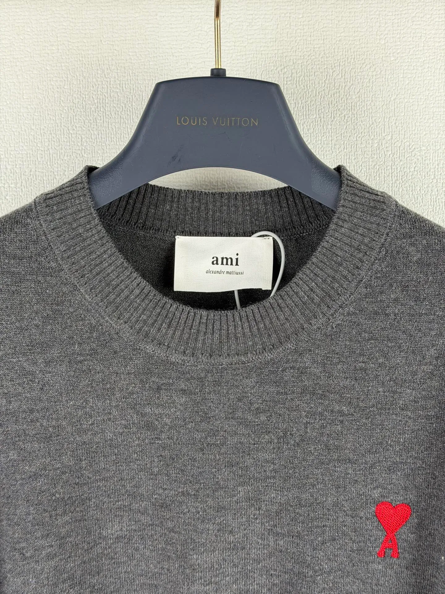 Ami Paris 26FW round neck wool ADC embroidered knitted sweater. Purchased and developed in Authentic 2030. Elegant wool double-ply blended. Uses Japanese imported (Shima Seiki) 12-knitting machine. Imported embroidery. Wool enzyme washing. Customized 1:1 trademark. Fitted version. Size: S M L